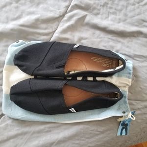 Tom's canvas shoe